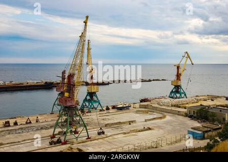 Grues de chargement dans le port maritime, vue aérienne Banque D'Images
