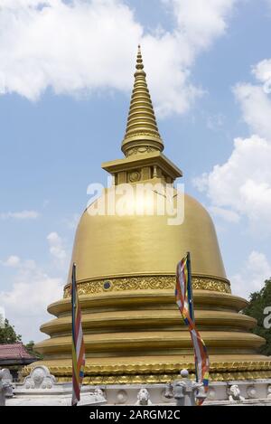 Dambulla, Sri Lanka: 03/16/2019: Le Musée Bouddhiste du Temple d'Or montrant la proximité du stupa d'or . Site du patrimoine mondial. Banque D'Images