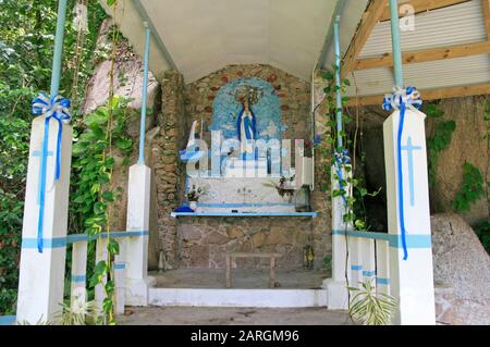 Sanctuaire chrétien catholique sur le côté de la route avec la Vierge Marie, l'île de la Digue, Seychelles. Banque D'Images