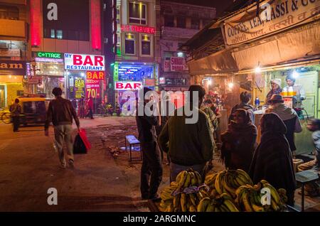 Paharganj, la banlieue urbaine opposit la gare de New Delhi, convertit de plus en plus dans un centre commercial Banque D'Images