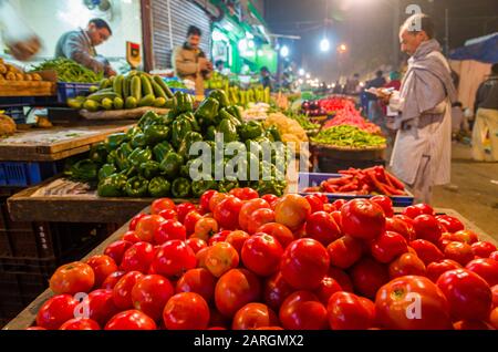 Tomates vendues sur le marché de nuit à Paharganj, la banlieue urbaine opposit la gare de New Delhi Banque D'Images