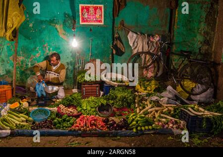 Marché de nuit à Paharganj, la banlieue urbaine oppose la gare de New Delhi Banque D'Images