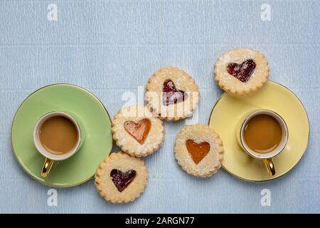 Deux tasses de café avec biscuits au coeur de confiture avec un espace copie, pause café, dessert, amour, romance ou concept de Saint-Valentin Banque D'Images