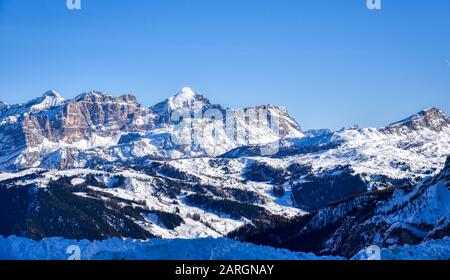 De la vue du col Gardena sur la vallée et les montagnes de l'Alta Badia Banque D'Images