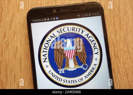 Logo de l'Agence nationale de sécurité des États-Unis affiché sur un smartphone moderne Banque D'Images