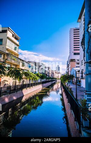 Décembre 2019 Bangkok Thaïlande Cityscape après rénovation dans la vieille ville (Yaowaraj) Chine ville de Bangkok avec canal et serres le long du chemin .End Banque D'Images