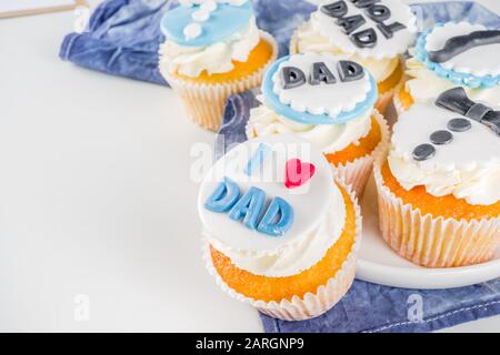 Carte de vœux de la fête des pères heureuse. Salutations et cadeaux pour le jour de Dad - boîte cadeau, tasse de thé café, cravate, cupcakes spéciaux faits maison. Banque D'Images