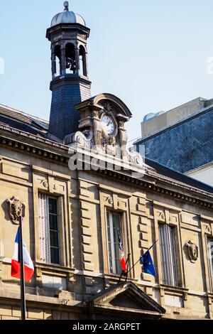 Ancienne architecture parisienne élégante avec drapeau français sur la façade Banque D'Images