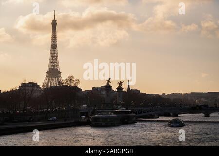 Une belle vue de Paris au coucher du soleil avec la Tour Eiffel et le pont Alexandre III Banque D'Images
