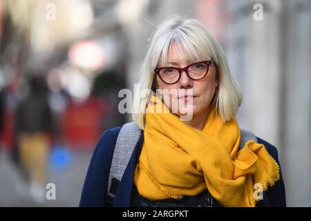 Rebecca Burke, ancienne directrice du programme TalkTalk, pendant la pause déjeuner pour son tribunal de l'emploi où elle réclame un licenciement injuste et une rémunération inégale à l'encontre de la compagnie de télécommunications. Banque D'Images