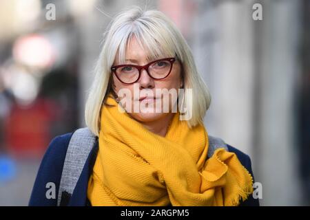 Rebecca Burke, ancienne directrice du programme TalkTalk, pendant la pause déjeuner pour son tribunal de l'emploi où elle réclame un licenciement injuste et une rémunération inégale à l'encontre de la compagnie de télécommunications. Banque D'Images