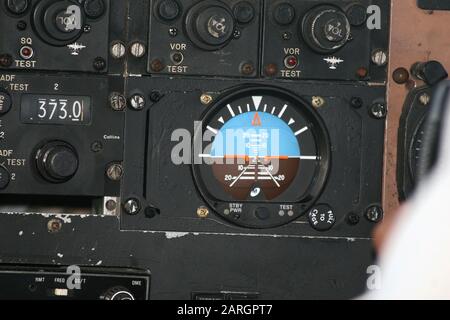 Vue sur l'horizon artificiel et divers boutons dans le poste de pilotage de l'avion, l'aéroport de Mahe, Seychelles. Banque D'Images