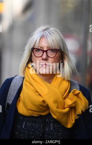 Rebecca Burke, ancienne directrice du programme TalkTalk, pendant la pause déjeuner pour son tribunal de l'emploi où elle réclame un licenciement injuste et une rémunération inégale à l'encontre de la compagnie de télécommunications. Photo PA. Date De L'Image: Mardi 28 Janvier 2020. L'ancienne directrice du programme a déclaré que son salaire de 110 000 livres était de 40 % inférieur au salaire de trois de ses collègues masculins, qui avaient les mêmes titres et responsabilités d'emploi. Voir l'histoire de PA TRIBUNAL TalkTalk. Crédit photo devrait lire: Victoria Jones/PA Wire Banque D'Images