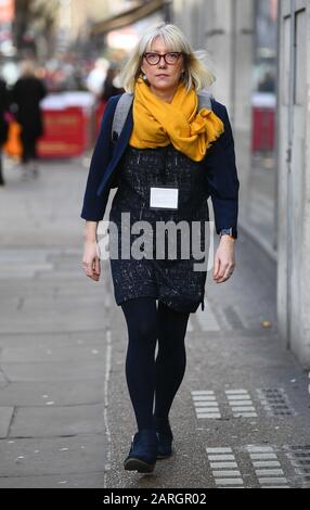 Rebecca Burke, ancienne directrice du programme TalkTalk, pendant la pause déjeuner pour son tribunal de l'emploi où elle réclame un licenciement injuste et une rémunération inégale à l'encontre de la compagnie de télécommunications. Photo PA. Date De L'Image: Mardi 28 Janvier 2020. L'ancienne directrice du programme a déclaré que son salaire de 110 000 livres était de 40 % inférieur au salaire de trois de ses collègues masculins, qui avaient les mêmes titres et responsabilités d'emploi. Voir l'histoire de PA TRIBUNAL TalkTalk. Crédit photo devrait lire: Victoria Jones/PA Wire Banque D'Images