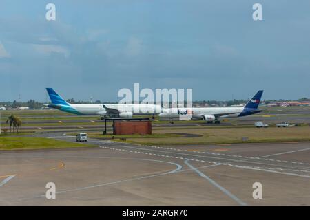 Garuda Indonésie Boeing 777-3U3ER et FedEx Boeing 757-236(SF) à l'aéroport international Soekarno-Hatta Banque D'Images
