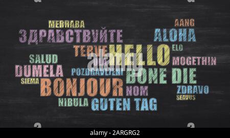 Bonjour Word Dans Différentes Langues Sur Black Chalkboard, Panorama Banque D'Images