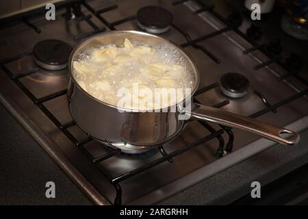 Les pâtes Tortelloni bouillantes dans l'eau sur une table de cuisson Banque D'Images