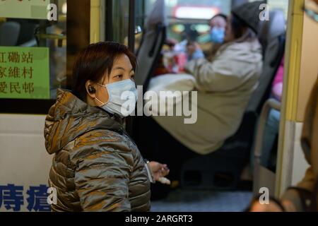 Hong Kong, Chine. 19 janvier 2020. Hong Kong, Chine Janvier 2020: Impressions Hong Kong - Janvier 2020 Hong Kong, bus, Personne avec protection de bouche, santé, | usage dans le monde crédit: DPA/Alay Live News Banque D'Images