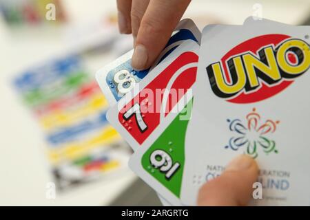 Nuremberg, Allemagne. 28 janvier 2020. Le jeu de cartes Uno Braille de Mattel imprimé en braille est présenté au salon international des jouets. Crédit: Daniel Karmann/Dpa/Alay Live News Banque D'Images