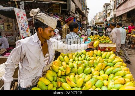 Un vendeur de rue vend des mangues sur un marché de rue à Old Delhi Banque D'Images