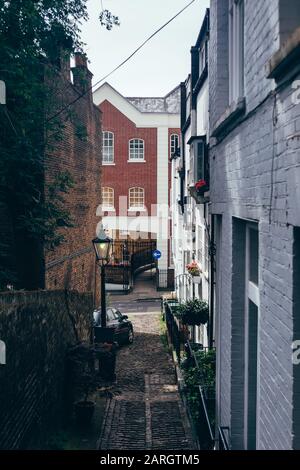 Un passage étroit entre les maisons typiques de la terrasse britannique mène de Elm Row au New End à Hampstead, Londres Banque D'Images