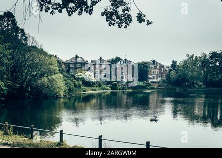 Highgate No 2 Pond À Hampstead Heath. Cet espace public herbacé est entouré d'une crête de sable, l'un des points les plus élevés de Londres, qui part de Hampstea Banque D'Images