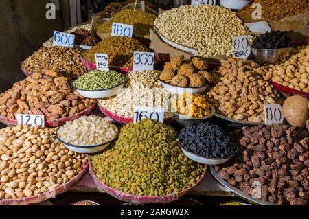 Noix et beaucoup d'épices différentes sont à vendre dans le marché aux épices à Old Delhi Banque D'Images