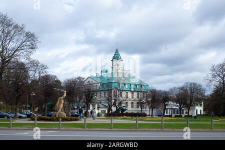 25 Avril 2018 Jurmala, Lettonie. Monument au héros national de Lettonie Lacplor dans la rue Jomas à Jurmala. Banque D'Images