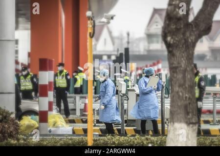 Shanghai, Chine. 28 janvier 2020. Un professionnel de la santé masqué et des agents de police vérifient le conducteur d'un véhicule à un point de contrôle sur un poste de péage de la périphérie de Shanghai. Les gouvernements, les entreprises mondiales et les organisations internationales de santé se sont précipités pour contenir la propagation d'un coronavirus semblable au SRAS qui a coûté la vie à plus de 100 personnes en Chine, crédit : Qilai Shen / Alamy Live news Banque D'Images