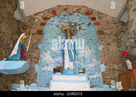 Gros plan du sanctuaire chrétien catholique sur le côté de la route avec la Vierge Marie, l'île de la Digue, Seychelles. Banque D'Images