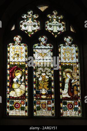 Vitrail de Charles Kempe représentant l'Annonciation, l'église St Bartholomew Beaucoup Marcle, Herefordshire Royaume-Uni. Février 2019 Banque D'Images