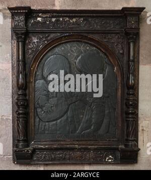 Plaque de bronze avec inscription mvsica celestis représentant des enfants un avec un instrument de musique, St Bartholomew's Church Much Marcle Herefordshire UK Banque D'Images