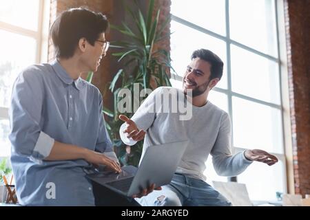 Deux collègues ayant une conversation pendant la pause au bureau Banque D'Images