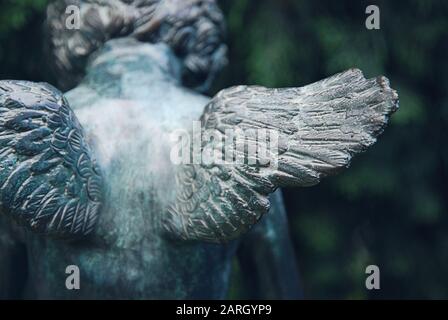 Ailes d'ange. Fragment de sculpture en bronze à l'ancien cimetière. Banque D'Images