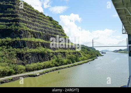 Canal de Panama, province de Colon, Panamax, lac de Gatun, bateau de croisière et navires de fret passant par des écluses. Banque D'Images