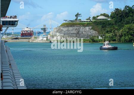 Canal de Panama, province de Colon, Panamax, lac de Gatun, bateau de croisière et navires de fret passant par des écluses. Banque D'Images