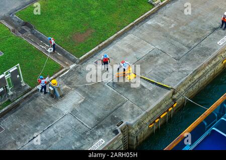 Canal de Panama, province de Colon, Panamax, lac de Gatun, bateau de croisière et navires de fret passant par des écluses. Banque D'Images