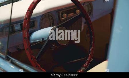 Volant et panneau instrumental de la voiture rétro. Vue rapprochée. Varsovie, Pologne - 10 Juillet 2019 Banque D'Images