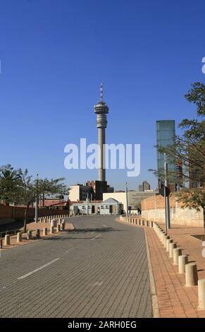 Route vers la Cour constitutionnelle avec Hillbrow Tower en arrière-plan, Braamfontein, Johannesburg, Gauteng, Afrique du Sud. Banque D'Images