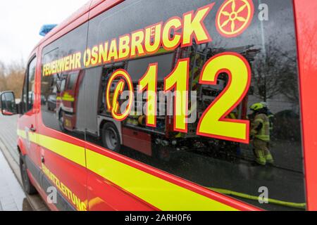 28 janvier 2020, Basse-Saxe, Osnabrück: Un moteur de pompiers des pompiers est stationné dans une rue. En raison d'une fuite de gaz, certains élèves de l'école primaire de l'Elisabeth-Siegel-Schule ont dû quitter le bâtiment scolaire. Selon la police, un gazoduc a été endommagé pendant les travaux d'excavation vers midi. Photo: Friso Gentsch/Dpa Banque D'Images