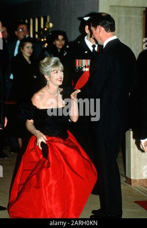 Lady Dale Tryon 'Kanga' et HRH Prince Charles assistent à une balle à Londres, Angleterre décembre 1990 Banque D'Images