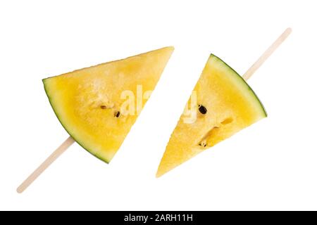 Tranches triangulaires de pastèque jaune sur des bâtonnets de bois isolés un arrière-plan blanc avec un masque Banque D'Images