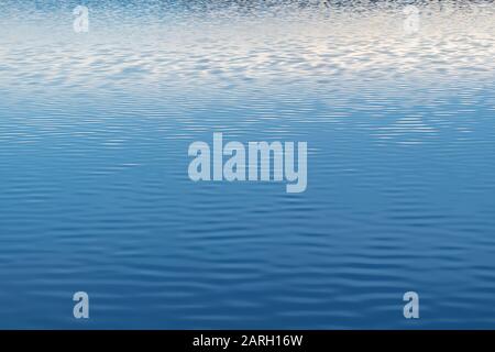 Surface d'eau du lac avec des ondulations légères de la vent Banque D'Images