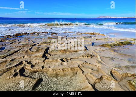 Vue depuis la belle plage de Playa de la Cera, mer bleue, sable jaune, piscines de rochers, Papagayo, Playa Blanca, Lanzarote, îles Canaries, foyer sélectif Banque D'Images