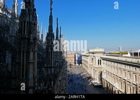 Piazza del Duomo, Galleria Vittorio Emanuele II vu du toit du Duomo, Milan, province de Lombardie, Italie, Europe Banque D'Images