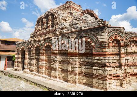 Ruines de l'ancienne église des Archanges Saints Michael et Gabriel dans la vieille ville de Nessebar, en Bulgarie Banque D'Images