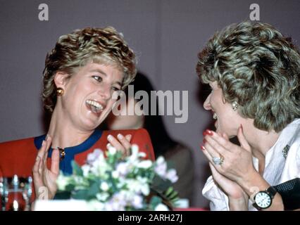 La princesse Diana de HRH présente les Prix McDonald's pour enfants d'honneur, Londres, Grande-Bretagne, février 1993 Banque D'Images