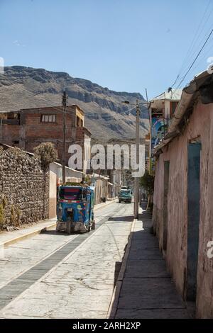 Auto rickshaw dans la rue Chivay, Canyon Colca, Pérou Banque D'Images