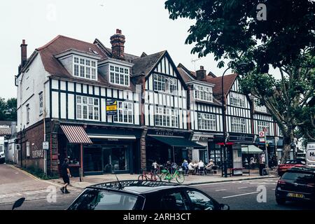 Londres/UK - 17/07/2019: Maison britannique typique avec une variété de magasins et de petits cafés au premier étage à 17 A Swain's Lane à Highgate, l'un des m Banque D'Images