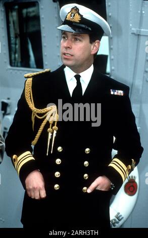 HRH Prince Andrew prend le commandement de HMS Cottesmore, Rosyth, Écosse avril 1993 Banque D'Images